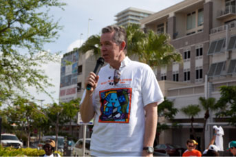 John Morales, Chief Meteorologist NBC-6 Miami,announces the dog walk sponsors