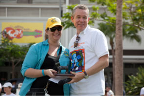 Margot Mankes-Goldstein accepts plaque on behalf of Commissioner Sally Heyman for being Show Dog Sponsor